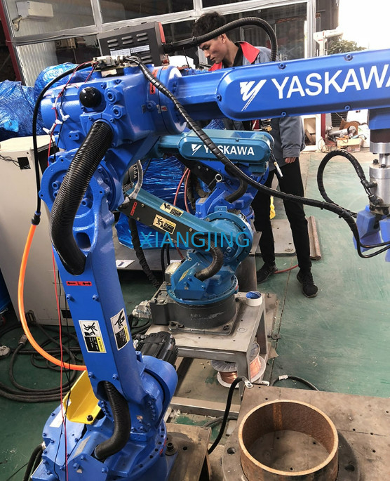AR1440 Robot hàn Yaskawa đã qua sử dụng 6 trục với tải trọng 12kg với hệ thống hàn